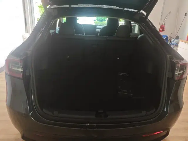 Tesla Model Y — Фото автомобиля 10