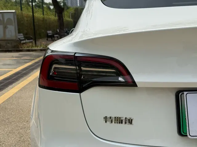 Tesla Model 3 — Фото автомобиля 12