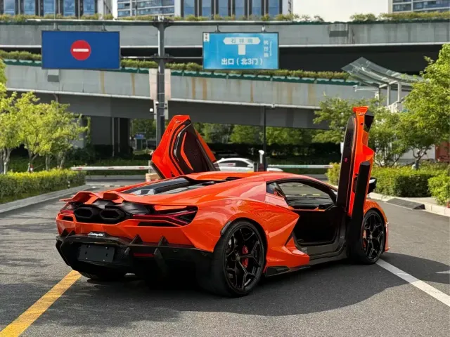 Lamborghini Revuelto — Фото автомобиля 7