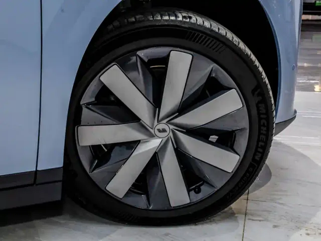 Li Auto Li i8 2025 Standard Edition — Фото автомобиля 2