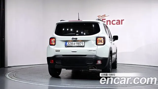Jeep Renegade — Фото автомобиля 4