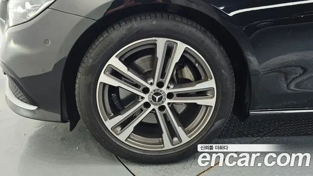 Mercedes-Benz E-Class — Фото автомобиля 5