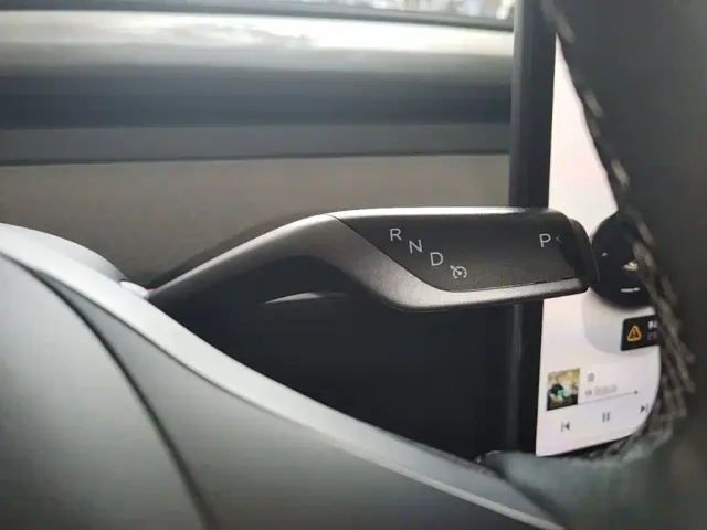 Tesla Model Y — Фото автомобиля 13