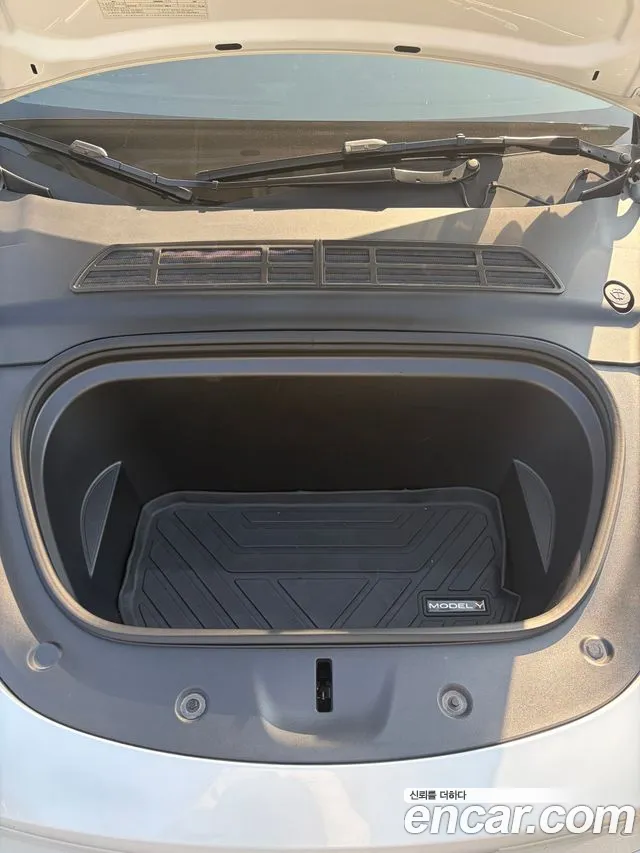 Tesla Model Y — Фото автомобиля 3