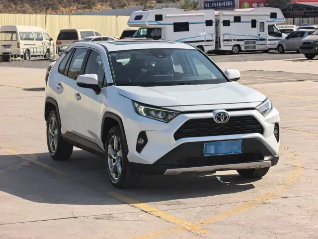 Toyota RAV4 — Фото автомобиля 3