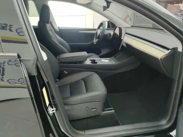 Tesla Model Y — Фото автомобиля 8