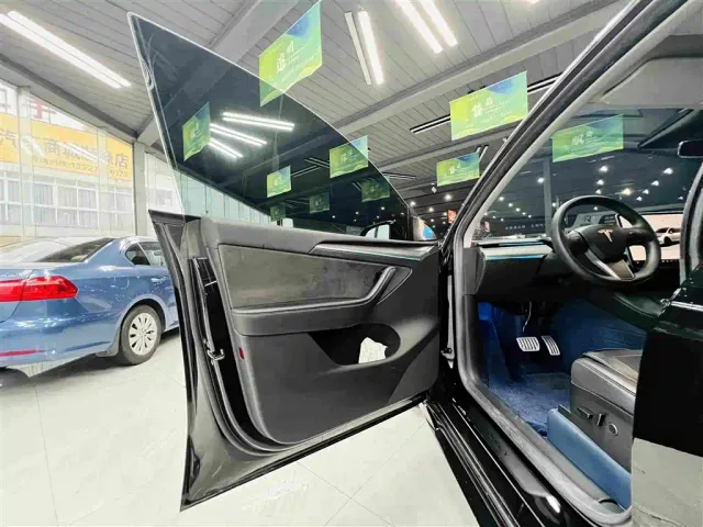 Tesla Model Y — Фото автомобиля 12