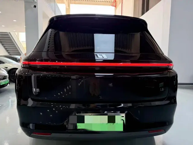 Li Auto L8 — Фото автомобиля 17