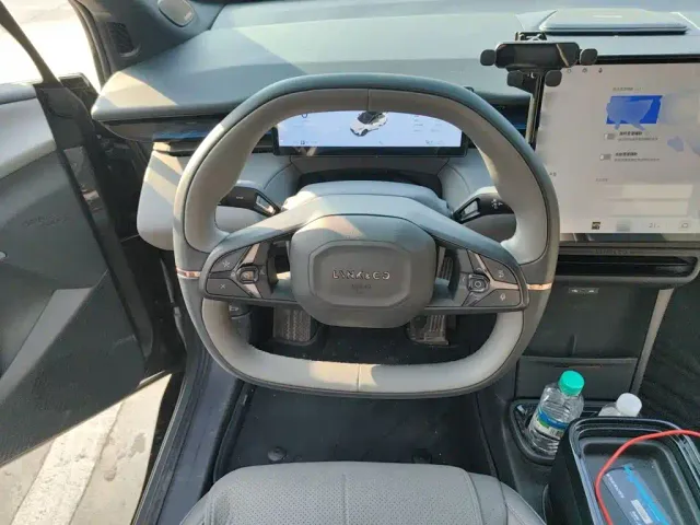 Lynk & Co Z20 — Фото автомобиля 11
