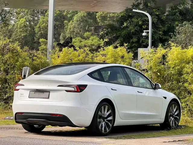 Tesla Model 3 — Фото автомобиля 7