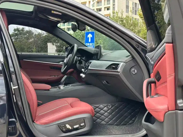 BMW 5 Series — Фото автомобиля 10