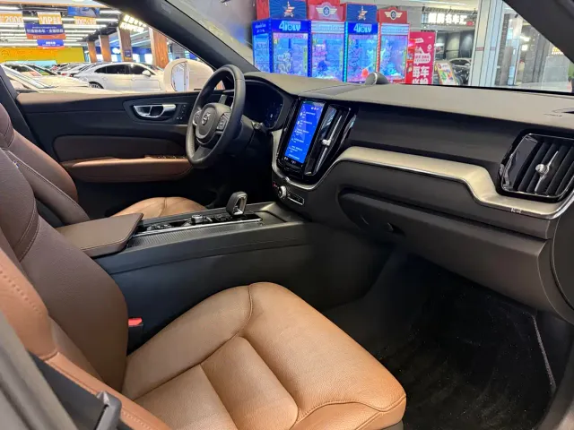Volvo XC60 — Фото автомобиля 12
