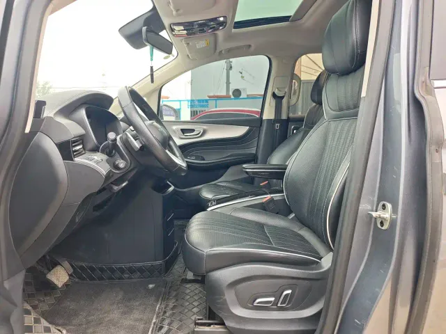 Roewe iMAX8 — Фото автомобиля 4