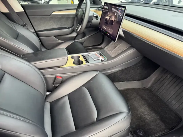 Tesla Model 3 — Фото автомобиля 11