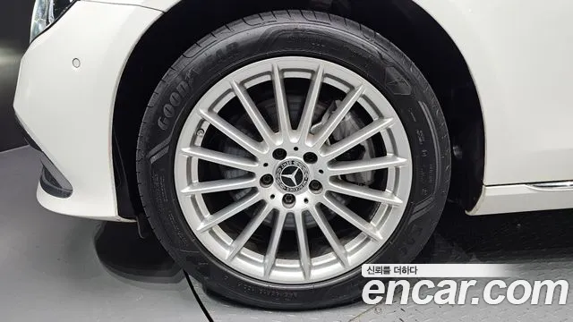 Mercedes-Benz E-Class — Фото автомобиля 3
