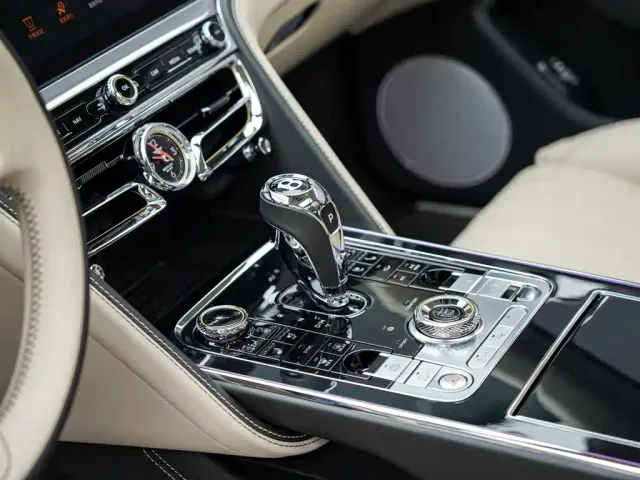 Bentley Flying Spur — Фото автомобиля 15