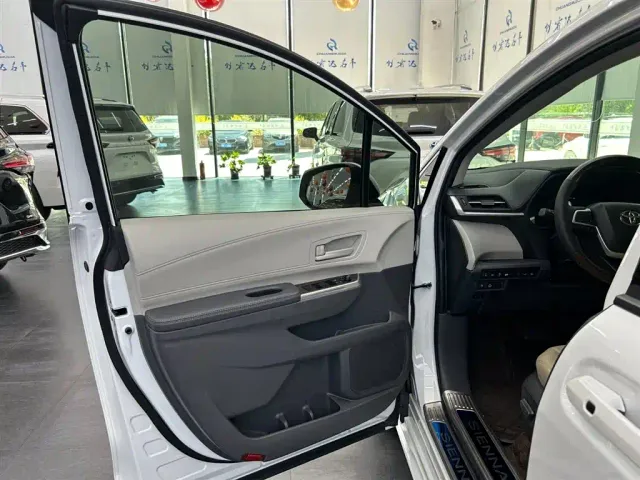 Toyota Toyota Sienna 2023 2.5L Hybrid Comfort Edition — Фото автомобиля 4