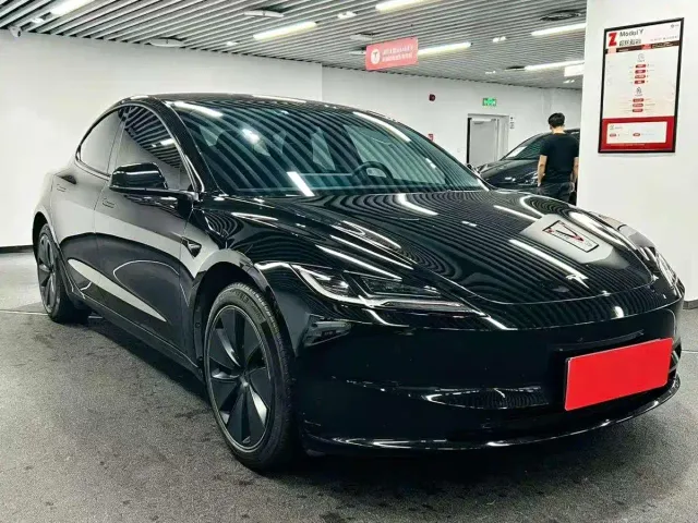 Tesla Model 3 — Фото автомобиля 3