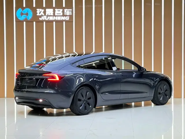 Tesla Model 3 — Фото автомобиля 18