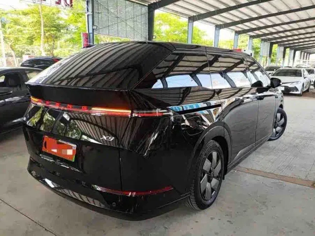 Xpeng X9 — Фото автомобиля 3