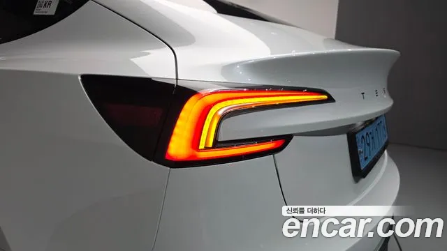 Tesla Model 3 — Фото автомобиля 23