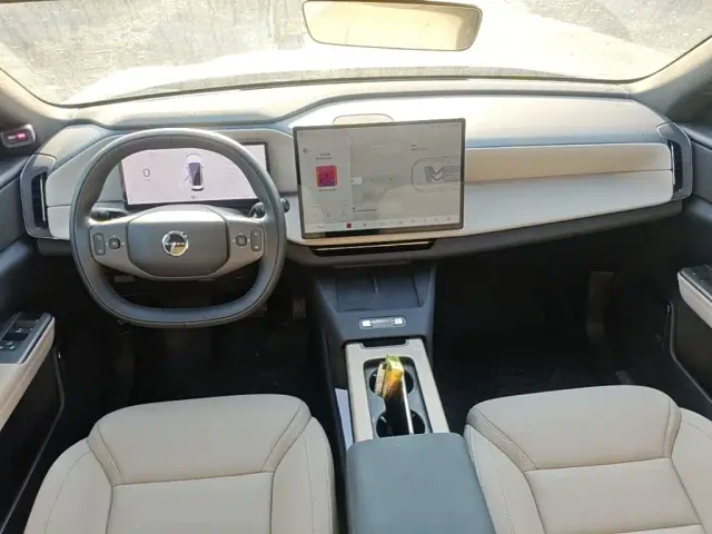 Volvo XC70 Plug-in Hybrid — Фото автомобиля 9
