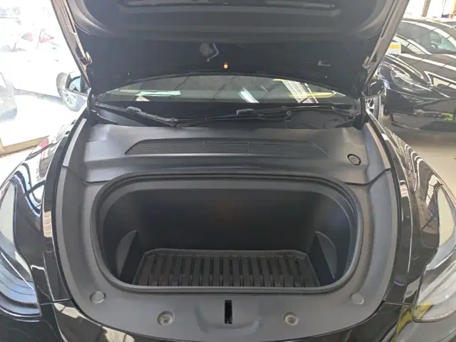 Tesla Model Y — Фото автомобиля 19
