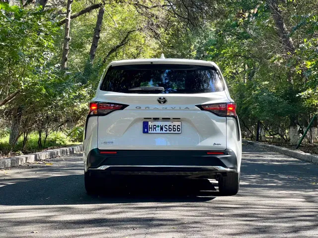 Toyota Granvia 2024 2.5L Hybrid Comfort — Фото автомобиля 9