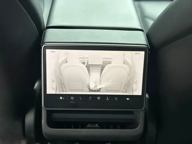 Tesla Model Y — Фото автомобиля 10