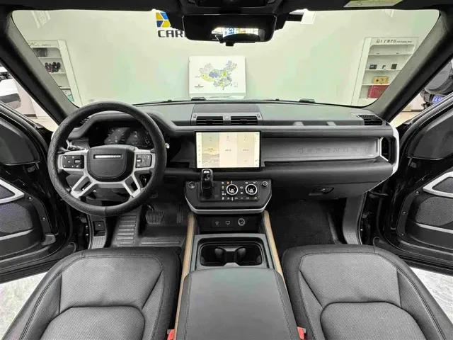 Land Rover Defender — Фото автомобиля 11