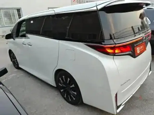 Toyota Alphard — Фото автомобиля 6