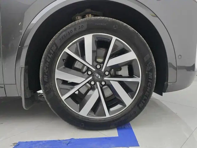 Li Auto L8 — Фото автомобиля 6