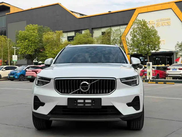 Volvo XC40 — Фото автомобиля 4