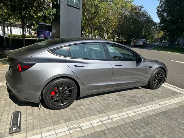 Tesla Model 3 — Фото автомобиля 6