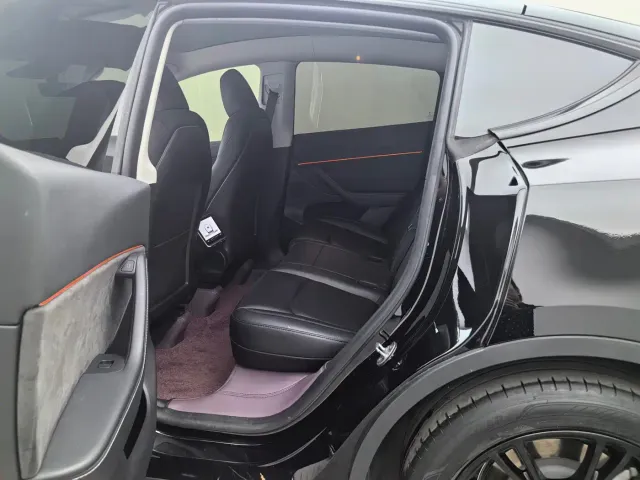 Tesla Model Y — Фото автомобиля 18
