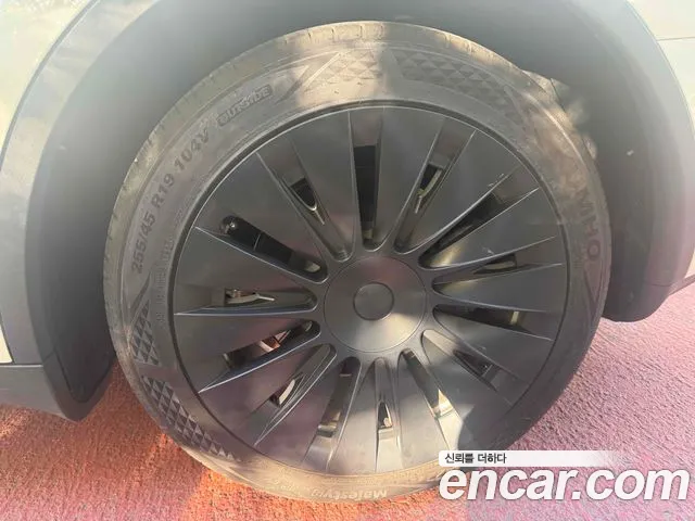 Tesla Model Y — Фото автомобиля 17