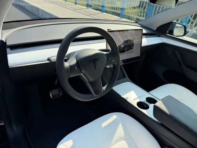 Tesla Model Y — Фото автомобиля 6