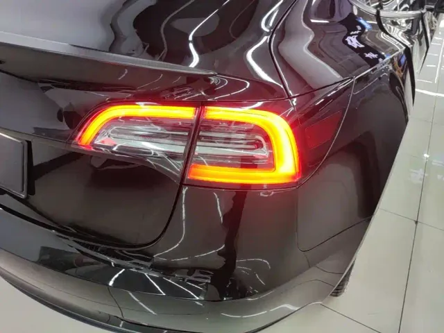 Tesla Model 3 — Фото автомобиля 7