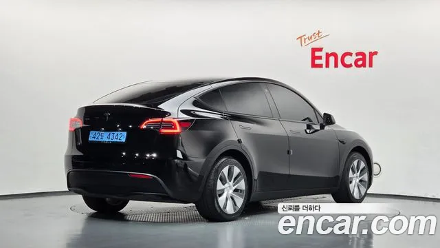 Tesla Model Y — Фото автомобиля 2