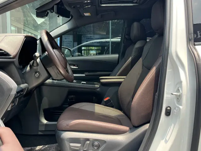 Toyota Sienna — Фото автомобиля 5