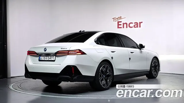 BMW 5 Series — Фото автомобиля 2