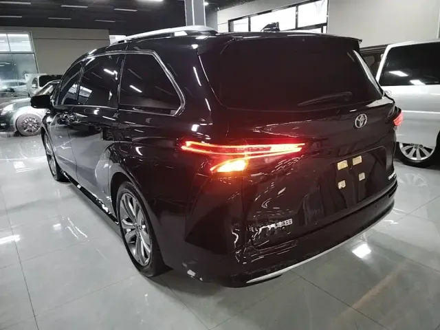 Toyota Sienna — Фото автомобиля 4