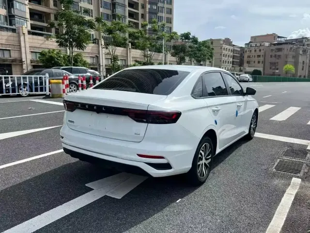 Geely Emgrand — Фото автомобиля 4