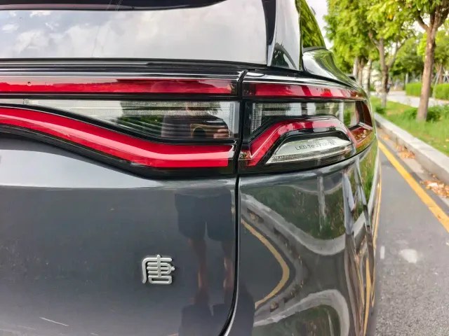 BYD Tang — Фото автомобиля 15