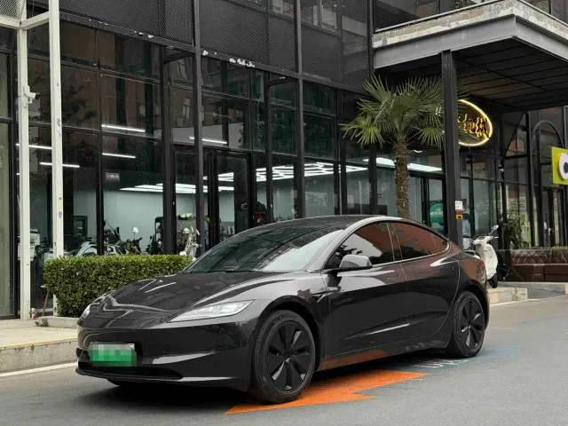 Фотография автомобиля — Tesla Model 3