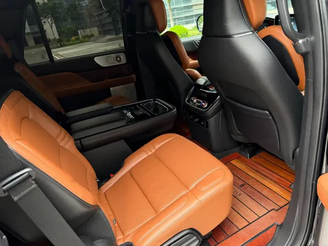 Lincoln Navigator — Фото автомобиля 10