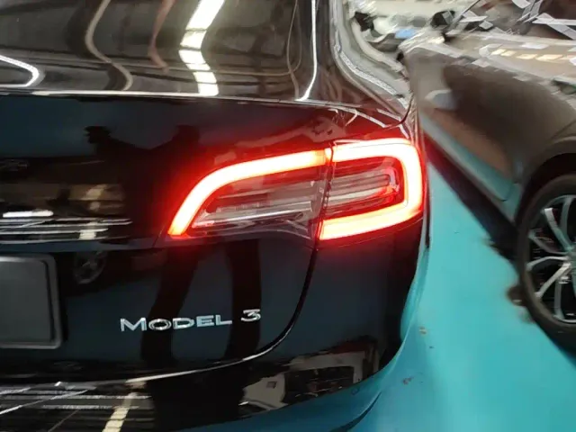 Tesla Model 3 — Фото автомобиля 7