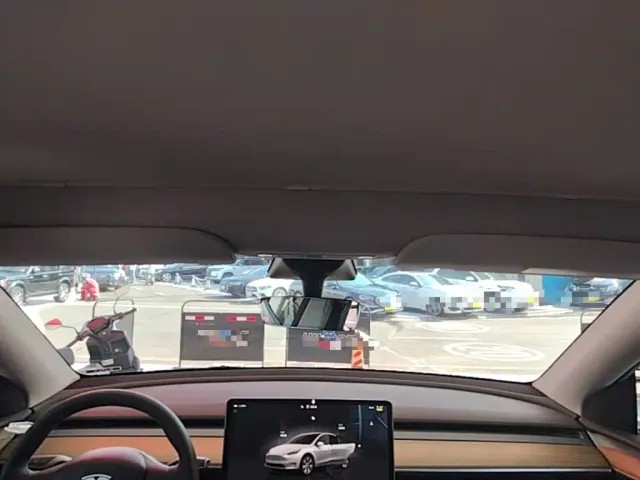 Tesla Model Y — Фото автомобиля 17