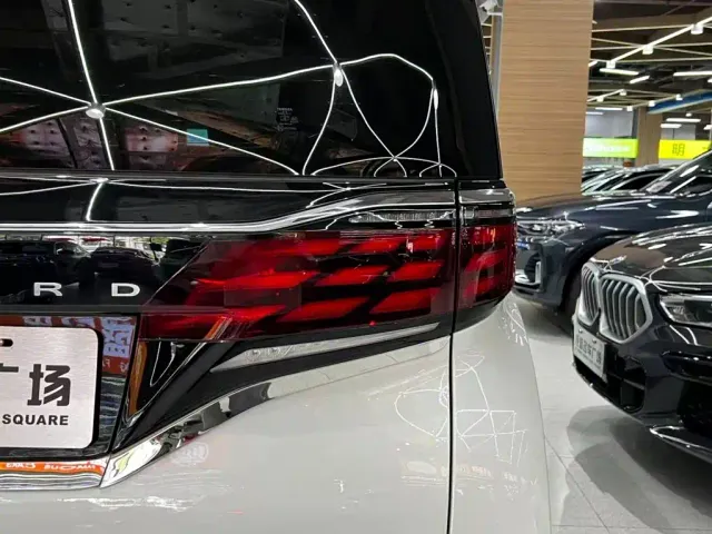 Toyota Alphard — Фото автомобиля 11