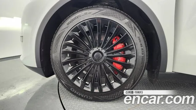 Tesla Model Y — Фото автомобиля 5